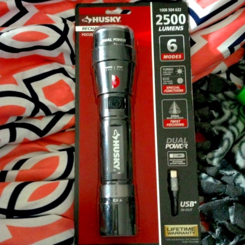 2,500 lumens Husky rechargeable focusing flashlight